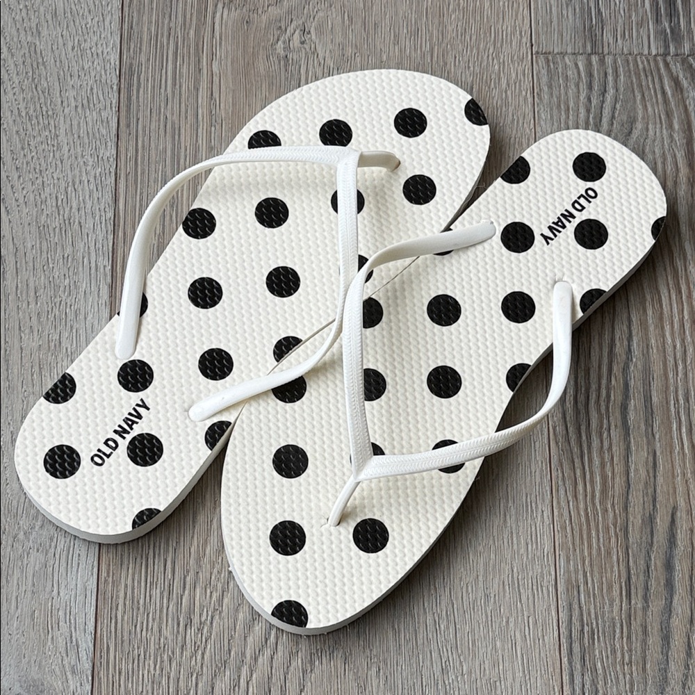 NWOT Old Navy White with Black Polka Dot Flip Flops Sandals-Size 9